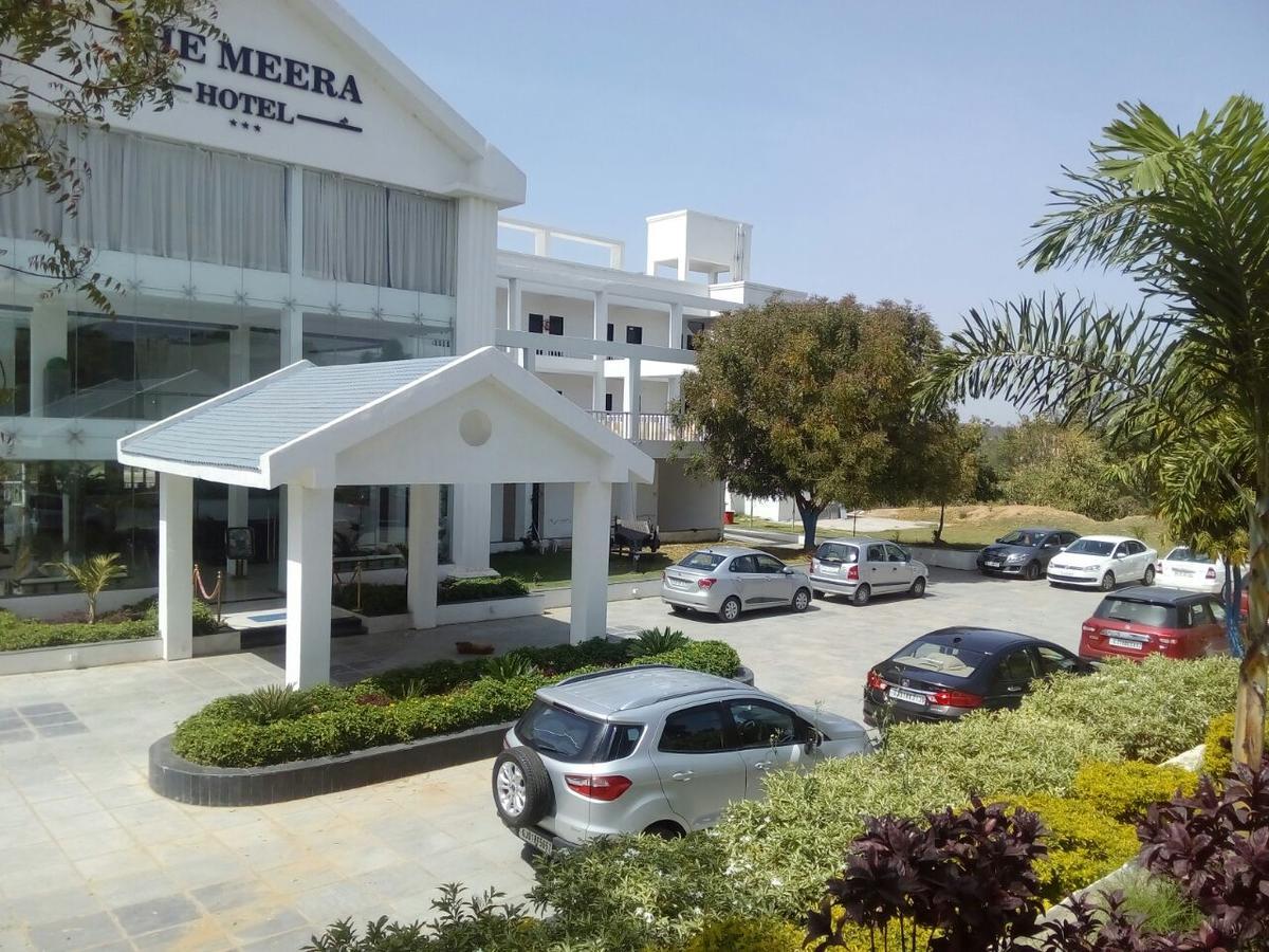The Meera Hotel Derol エクステリア 写真