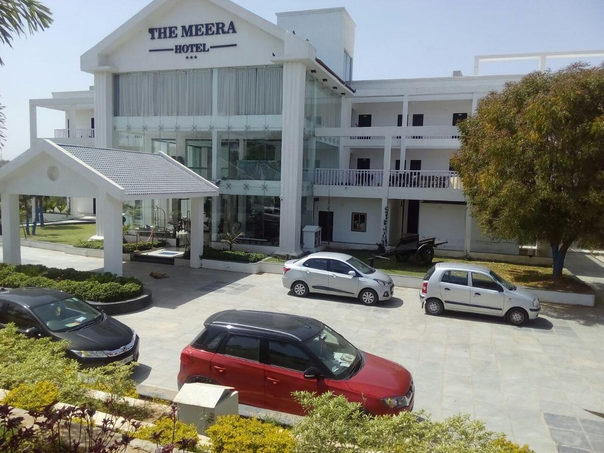 The Meera Hotel Derol エクステリア 写真